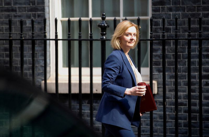 &copy; Reuters. Liz Truss, la ministre britannique des Affaires étrangères, est candidate pour succéder à Boris Johnson à la tête du Parti conservateur et donc à la tête du gouvernement, a-t-elle annoncé dans une tribune publié dimanche dans The Telegraph. /Pho