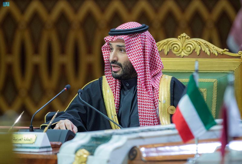 &copy; Reuters. FOTO DE ARCHIVO: El príncipe heredero saudí Mohammed bin Salman durante la Cumbre del Golfo en Riad, Arabia Saudí, el 14 de diciembre de 2021. Bandar Saudi Press Agency/Handout via REUTERS/Files