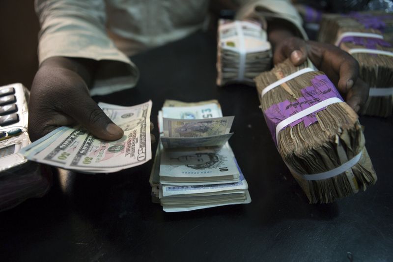 &copy; Reuters. FILE PHOTO: A trader changes dollars with naira at a currency exchange store in Lagos February 12, 2015. REUTERS/Joe Penney 