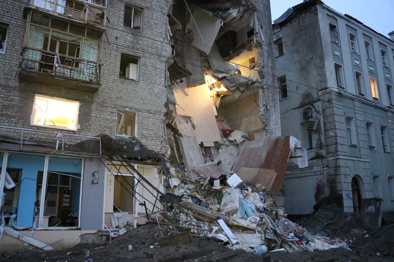 &copy; Reuters. منظر عام لمبان سكنية مدمرة نتيجة للقصف الروسي لأوكرانيا في خاركيف يوم الاثنين. صورة لرويترز من خدمة الطوارئ الأوكرانية.

