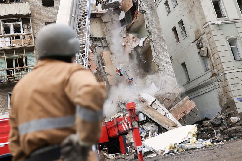 &copy; Reuters. Bomberos retiran los escombros después que un ataque militar alcanzara un edificio, mientras continúa la invasión rusa de Ucrania, en Járkov, Ucrania. 11 de julio de 2022. REUTERS/Nacho Doce