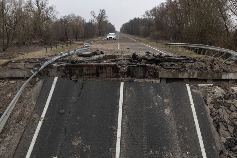 &copy; Reuters. FOTO DE ARCHIVO. Un coche se acerca a un puente destruido, mientras continúa la invasión rusa de Ucrania, cerca del pueblo de Ivanivka, en las afueras de Chérnigov, Ucrania. 5 de abril de 2022. REUTERS/Marko Djurica