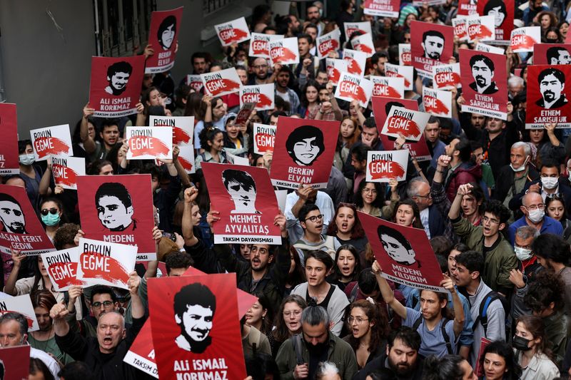 &copy; Reuters. أشخاص يشاركون في احتجاج على قرار محكمة تركية حكم على عثمان كافالا بالسجن مدى الحياة لمحاولته قلب نظام الحكم في اسطنبول يوم 26 أبريل نيسان 2022. 
