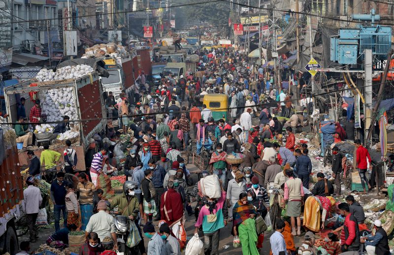 &copy; Reuters. FOTO DE ARCHIVO. Personas compran en un mercado abarrotado en medio de la propagación de la enfermedad del coronavirus (COVID-19), en Calcuta, India. 6 de enero de 2022. REUTERS/Rupak De Chowdhuri