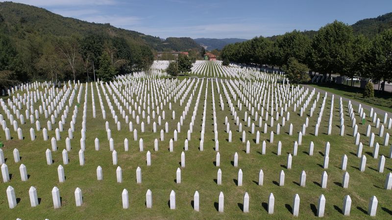 &copy; Reuters. FOTO DE ARCHIVO: Vista aérea del Monumento del Genocidio de Srebrenica en Potočari, Bosnia y Herzegovina, el 26 de agosto de 2020. REUTERS/Dado Ruvic