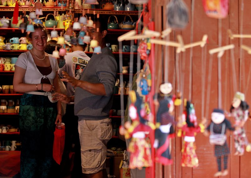 &copy; Reuters. FILE PHOTO: A foreign tourist buys souvenirs at a shop in Pottery Square in Bhaktapur, Nepal, April 24, 2022. Picture taken April 24, 2022. REUTERS/Monika Deupala