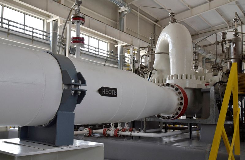 &copy; Reuters. FILE PHOTO: An interior view shows a new pumping station of the Caspian Pipeline Consortium (CPC) near the city of Atyrau, Kazakhstan October 12, 2017. REUTERS/Mariya Gordeyeva