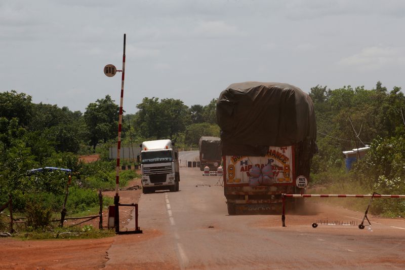 Mali's cotton trucks race to the border after sanctions ease