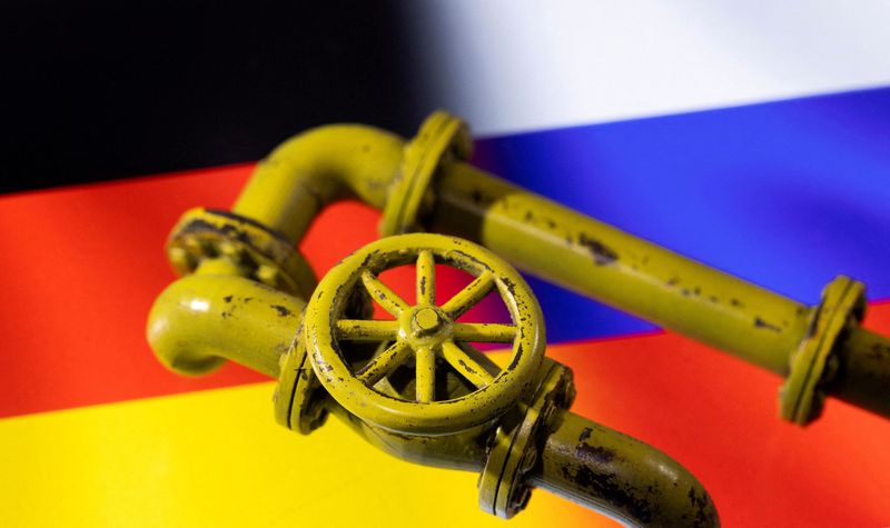 &copy; Reuters. FOTO DE ARCHIVO: Modelo de gasoducto sobre las banderas de Alemania y Rusia