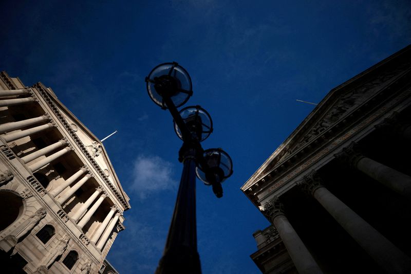 © Reuters. FILE PHOTO: A general view shows the Bank of England and the and the Royal Exchange Building in London, Britain, December 17, 2020. REUTERS/Hannah McKay/File Photo