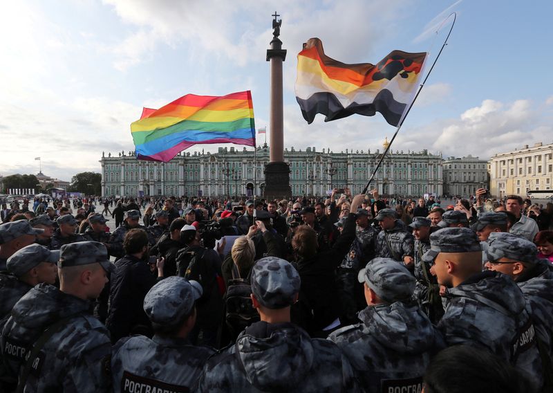 &copy; Reuters. FOTO DE ARCHIVO: Agentes de la ley cierran el paso a los participantes en una manifestación por los derechos de la comunidad LGBTQ en el centro de San Petersburgo, Rusia, el 3 de agosto de 2019. REUTERS/Anton Vaganov