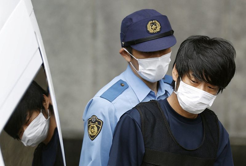 &copy; Reuters. Tetsuya Yamagami, suspeito de matar ex-primeiro-ministro do Japão Shinzo Abe, é escoltado pela polícia em Nara
10/07/2022 Kyodo via REUTERS