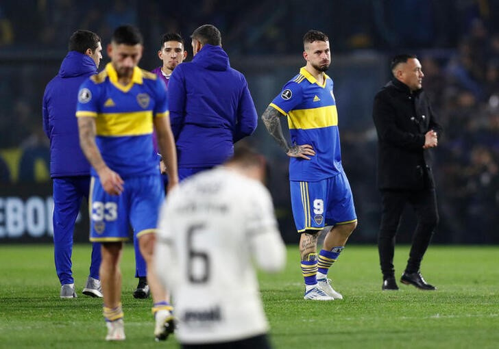&copy; Reuters. Foto de archivo de los jugadores de Boca Juniors reaccionando tras quedar fuera de la Copa Libertadores ante Corinthians 
Jul 5, 2022 
REUTERS/Agustin Marcarian