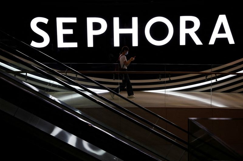 © Reuters. FILE PHOTO: A woman wearing a protective face mask passes a Sephora signage at a mall, amid the coronavirus disease (COVID-19) outbreak in Singapore May 27, 2020.  REUTERS/Edgar Su/