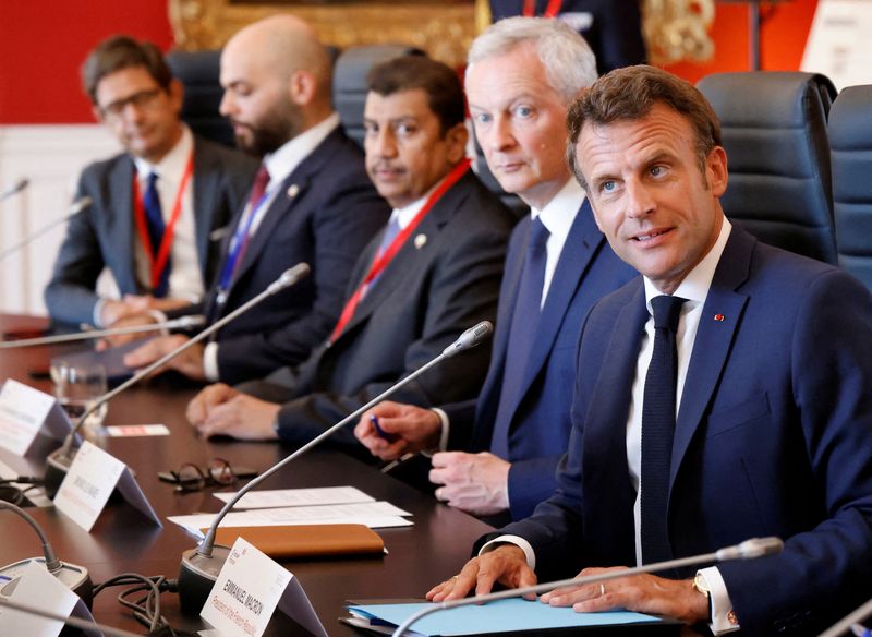 &copy; Reuters. El presidente francés, Emmanuel Macron (derecha), durante una reunión con líderes de fondos soberanos en el Palacio de Versalles, Francia, el 11 de julio de 2022. Ludovic Marin/Pool vía REUTERS