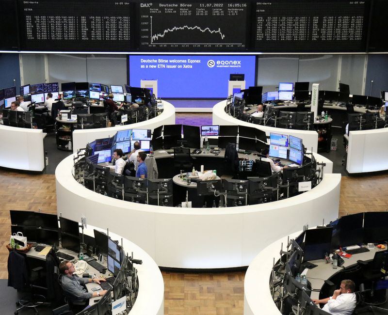 &copy; Reuters. شاشة تعرض بيانات المؤشر داكس الأماني في بورصة فرانكفورت يوم الاثنين. تصوير رويترز. 