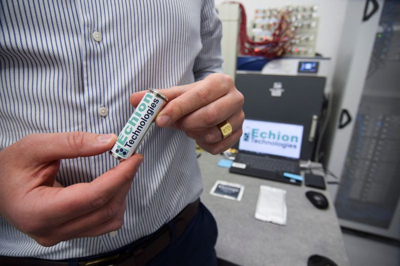 © Reuters. CEO da Echion Technologies, Jean de La Verpilliere, mostra um protótipo de bateria em formato comercial na sede da startup de baterias em Cambridge
13/06/2022
 REUTERS/Nick Carey.