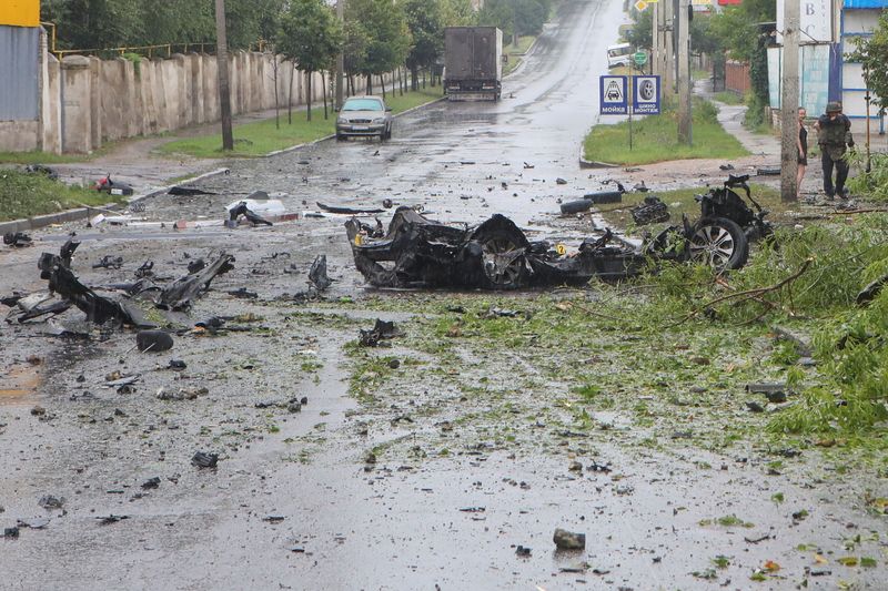 &copy; Reuters. IMAGEN REFERNCIAL. Un zapador camina junto a los restos de un automóvil destruido por un ataque militar ruso, mientras continúa el ataque de Rusia contra Ucrania, en Járkov, Ucrania, el 11 de julio de 2022. REUTERS/Vyacheslav Madiyevskyy