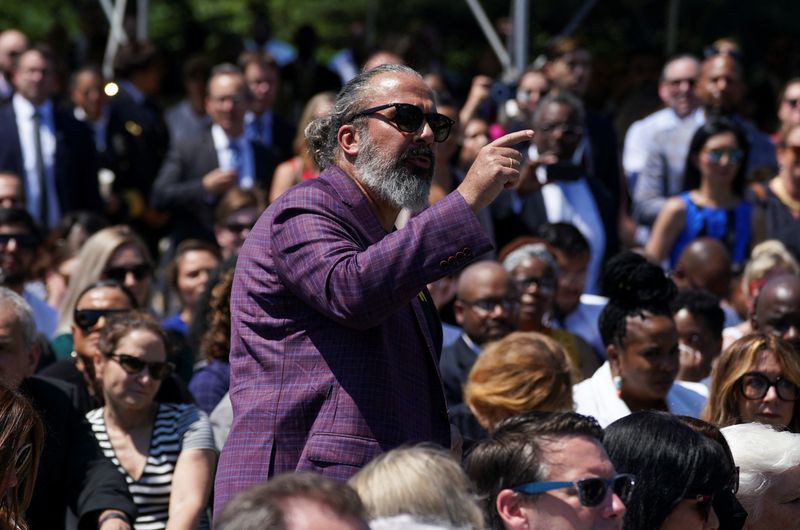 © Reuters. Manuel Oliver, whose son Joaquin was killed in the 2018 mass shooting at Marjory Stoneman Douglas High School in Parkland, Florida, calls for additional gun control actions as he interrupts U.S. President Joe Biden during a White House event to celebrate passage of the 