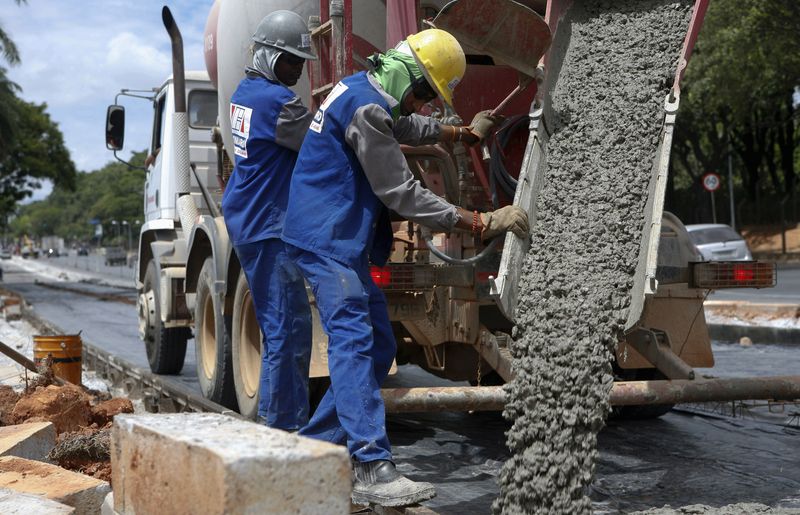 © Reuters. Trabalhadores utilizam cimento em obra em Belo Horizonte (MG) 
06/03/2012
REUTERS/Washington Alves