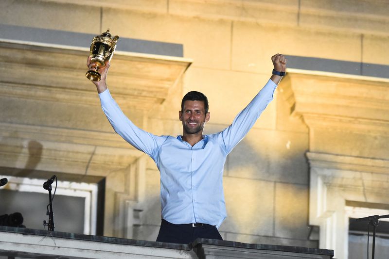 &copy; Reuters. Novak Djokovic celebra título de Wimbledon em cerimônia na prefeitura de Belgrado
11/07/2022
REUTERS/Zorana Jevtic