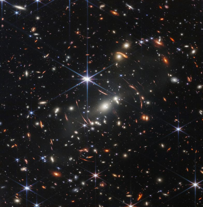 © Reuters. The first full-color image from NASA's James Webb Space Telescope, a revolutionary apparatus designed to peer through the cosmos to the dawn of the universe, shows the galaxy cluster SMACS 0723, known as Webb’s First Deep Field, in a composite made from images at different wavelengths  taken with a Near-Infrared Camera and released July 11, 2022.     NASA, ESA, CSA, STScI, Webb ERO Production Team/Handout via REUTERS 