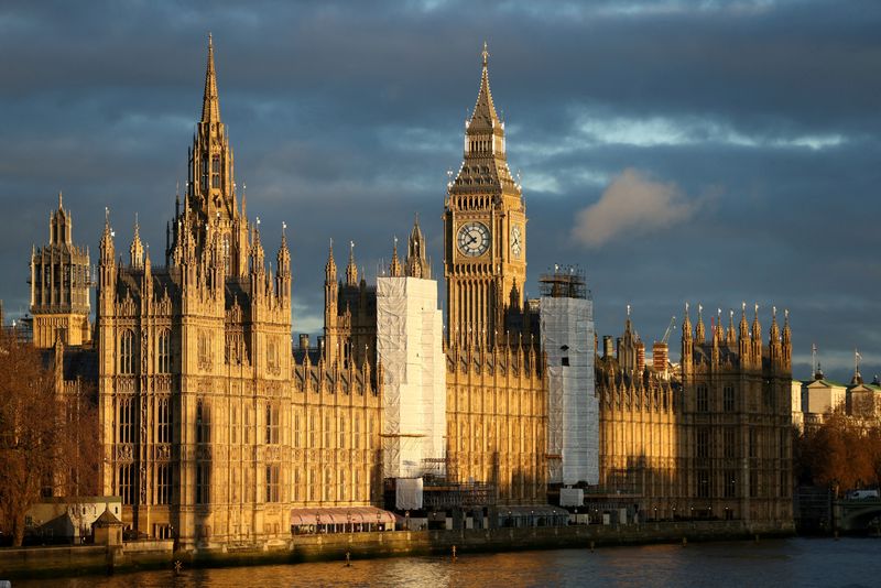 &copy; Reuters.   ７月１１日、英議会は英領北海で石油・ガスを生産する企業の利益に２５％追加課税をする法案を承認した。写真は英議会。２月撮影（２０２２年　ロイター/Tom Nicholson）