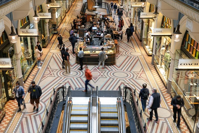 &copy; Reuters. FILE PHOTO: People walk through a shopping mall as businesses re-open to vaccinated patrons in the wake of coronavirus disease (COVID-19) regulations easing, following months of lockdown orders to curb the rise in the number of cases, in Sydney, Australia