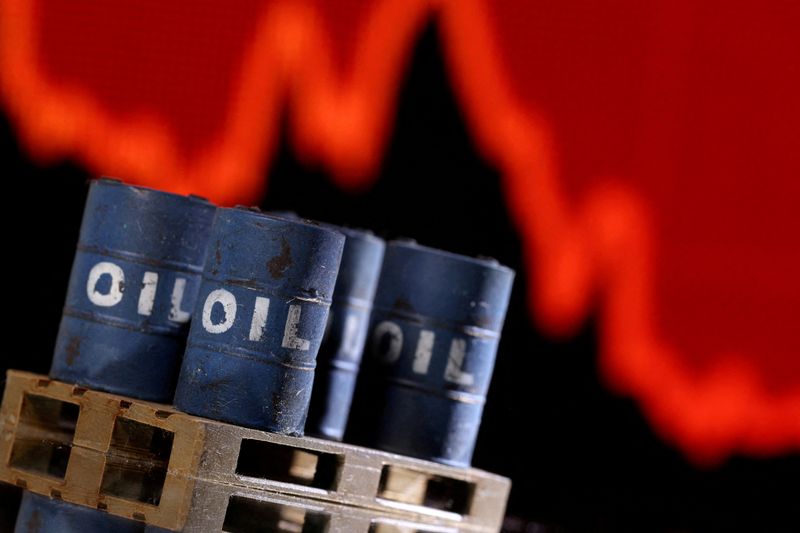 &copy; Reuters. FILE PHOTO: A model of 3D printed oil barrels is seen in front of displayed stock graph going down in this illustration taken, December 1, 2021. REUTERS/Dado Ruvic