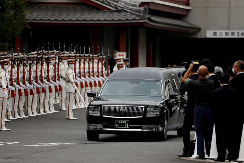 © Reuters. A vehicle carrying the body of the late former Japanese Prime Minister Shinzo Abe, who was shot while campaigning for a parliamentary election, leaves after his funeral at Zojoji Temple in Tokyo, Japan July 12, 2022. REUTERS/Issei Kato