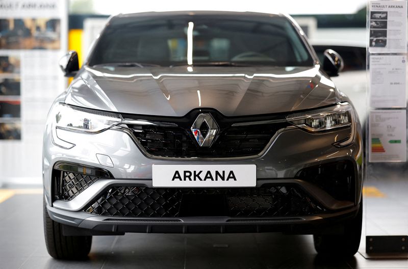 &copy; Reuters. FILE PHOTO: A Renault Arkana car is pictured at a dealership in Les Sorinieres, near Nantes, France, June 7, 2022. REUTERS/Stephane Mahe