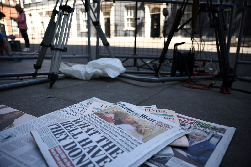 &copy; Reuters. FILE PHOTO: Newspapers reporting the resignation of Boris Johnson are seen on the floor at Downing Street in London, Britain, July 8, 2022. REUTERS/Henry Nicholls