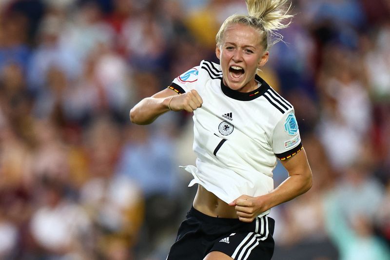 &copy; Reuters. La alemana Lea Schüller celebra su segundo gol contra Dinamarca en el Estadio de la Comunidad de Brentford, Londres, Reino Unido, 8 de julio de 2022. REUTERS/Lisi Niesner