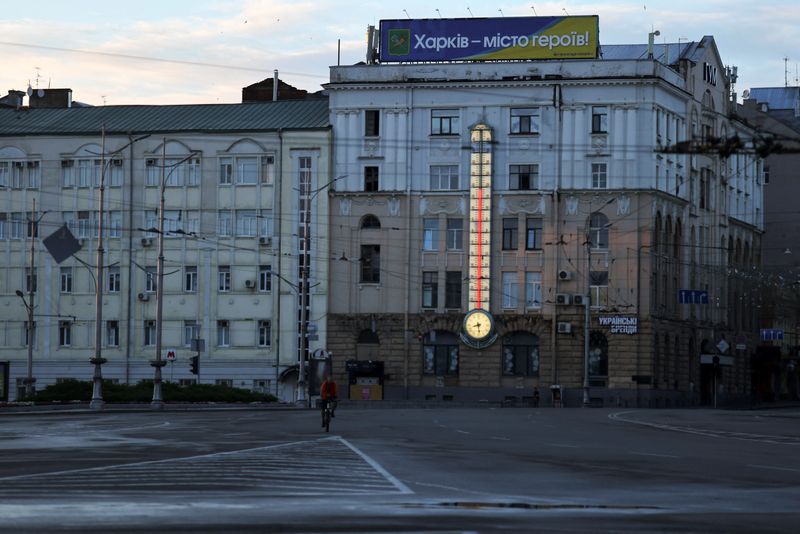 &copy; Reuters. Un hombre monta su bicicleta en la vacía plaza Konstytutsii (Constitución) antes del toque de queda tras el bombardeo ruso en un ataque militar, mientras continúa la invasión rusa de Ucrania, en Járkov, Ucrania, 11 de julio de 2022. REUTERS/Nacho Doc