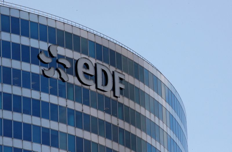 &copy; Reuters. L'action EDF s'adjuge mardi près de 5% à la Bourse de Paris après des informations de Reuters selon lesquelles le gouvernement français devrait débourser plus de 8 milliards d'euros pour nationaliser l'énergéticien français. /Photo prise le 7 juil
