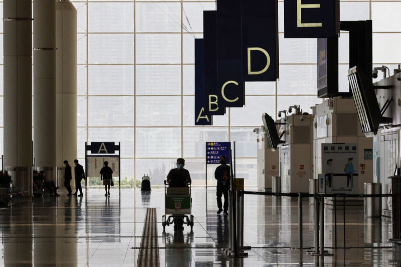 &copy; Reuters. FOTO DE ARCHIVO: Un viajero camina en la sala de embarque del Aeropuerto Internacional de Hong Kong en medio de la pandemia de la enfermedad del coronavirus (COVID-19) en Hong Kong, China, el 21 de marzo de 2022. REUTERS/Tyrone Siu