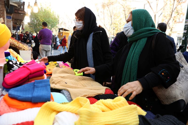 &copy; Reuters. FILE PHOTO: Women shop at a street in Tehran, Iran, November 29, 2021. Majid Asgaripour/WANA (West Asia News Agency) via REUTERS 