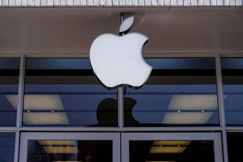 &copy; Reuters. FOTO DE ARCHIVO. El logo de una tienda de Apple, en Washington, Estados Unidos. 27 de enero de 2022. REUTERS/Joshua Roberts