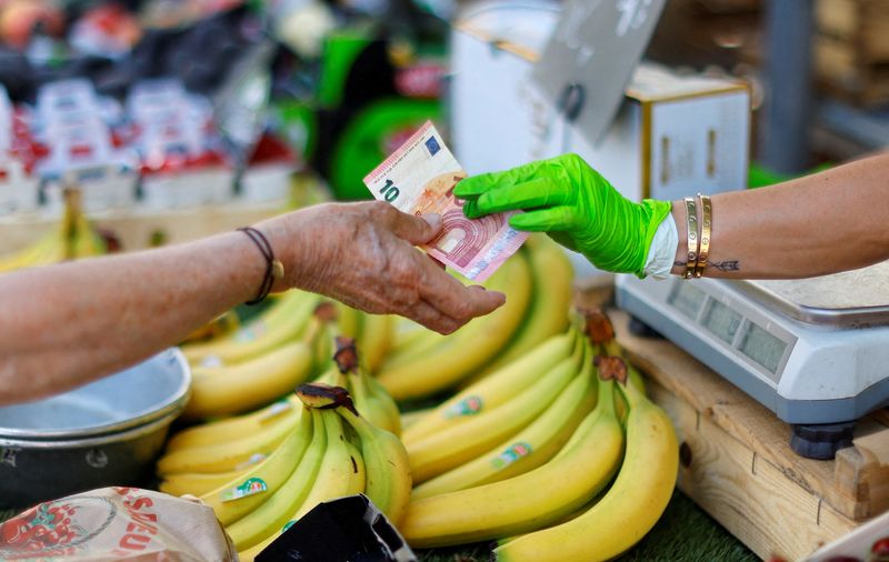 © Reuters. FILE PHOTO: A shopper pays with a ten Euro bank note at a local market in Nice, France, June 7, 2022.  REUTERS/Eric Gaillard/