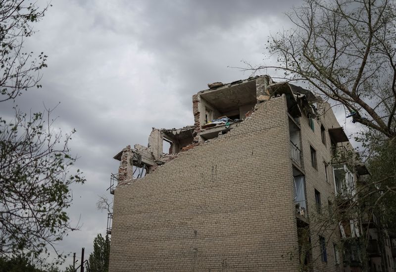 &copy; Reuters. Le bilan de l'effondrement d'un immeuble d'habitation touché par un bombardement russe à Tchassiv Yar, dans la province de Donetsk, dans l'est de l'Ukraine, s'est alourdi mardi à 35 morts et les recherches ne sont toujours pas terminées quatre jours a