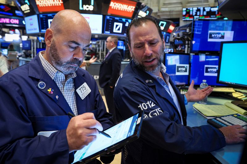 &copy; Reuters. FILE PHOTO: Traders work on the floor of the New York Stock Exchange (NYSE) in New York City, U.S., June 30, 2022.  REUTERS/Brendan McDermid
