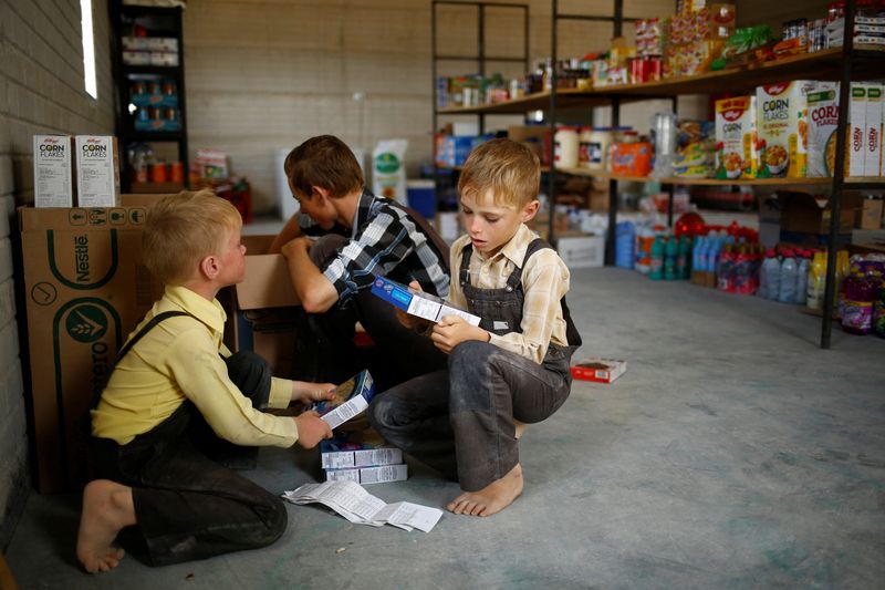 &copy; Reuters. Enrique Friesen, de 16 años (al centro) y sus hermanos, trabajan en su tienda familiar en la comunidad menonita de Valle Nuevo, estado de Campeche, México, 1 de mayo de 2021.  En Campeche, donde los menonitas llegaron en la década de 1980, se han perdi