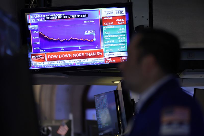 &copy; Reuters. Wall Street est attendue en baisse mardi et les Bourses européennes évoluent également dans le rouge à mi-séance. Les futures sur indices new-yorkais signalent une ouverture de Wall Street en repli de 0,61% pour le Dow Jones, de 0,39% pour le Standar