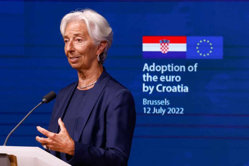 &copy; Reuters. La presidenta del Banco Central Europeo, Christine Lagarde, habla durante la ceremonia de firma de la adopción del euro por parte de Croacia en Bruselas, Bélgica. 12 de julio de 2022. REUTERS/Yves Herman