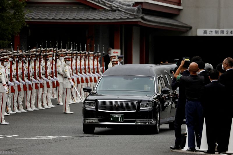 &copy; Reuters. Veículo funerário transporta corpo de ex-primeiro-ministro do Japão Shinzo Abe em Tóquio
12/07/2022 REUTERS/Issei Kato