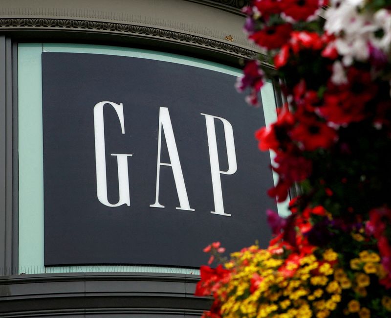 &copy; Reuters. FILE PHOTO: A basket of flowers hangs near Gap Inc's flagship retail store at the Powell Street cable car turn in San Francisco, California August 20, 2009. REUTERS/Robert Galbraith/