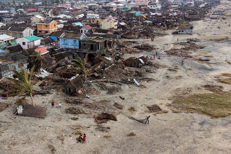 &copy; Reuters. Imagen de archivo de una vista aérea de casas dañadas y escombros en la playa, tras el paso del ciclón Batsirai, en Mananjary, Madagascar. 8 de febrero, 2022. Imagen tomada con un dron. REUTERS/Alkis Konstantinidis/Archivo