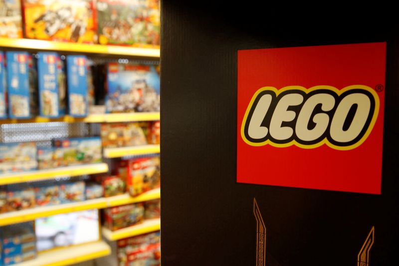 &copy; Reuters. IMAGEN DE AECHIVO. El logo de Lego se ve en una tienda en Bonn, Alemania, Septiembre 5, 2017.  REUTERS/Wolfgang Rattay