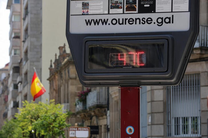 &copy; Reuters. Foto del martes de un termómetro marcando 47 grados de temperatura en una plaza en Ourense, España 
Jul 12, 2022. REUTERS/Miguel Vidal