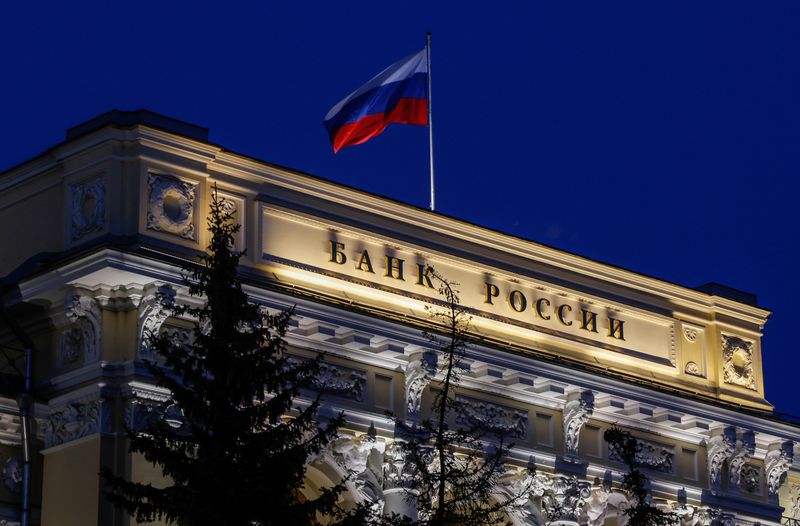 &copy; Reuters. Bandeira russa é vista sobre a sede do banco central do país, em Moscou
27/05/2022
REUTERS/Maxim Shemetov